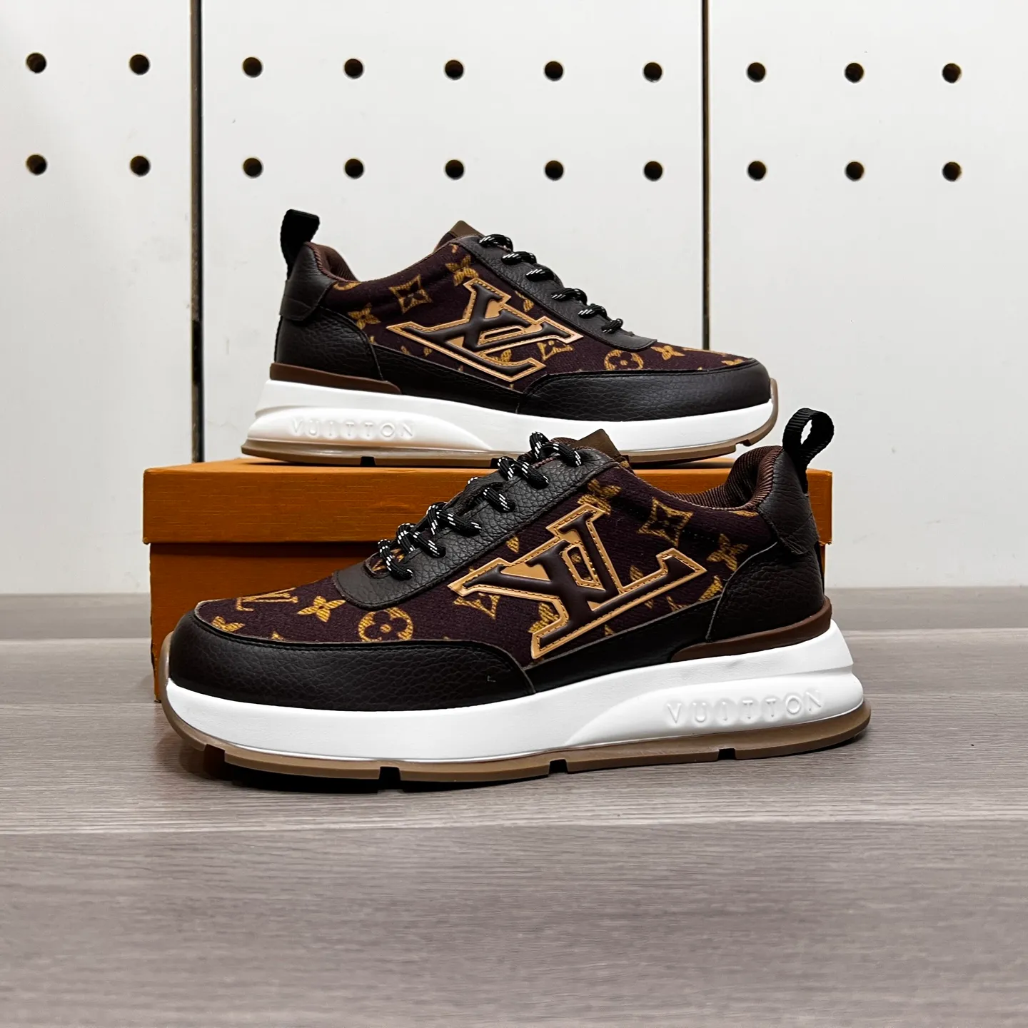 Factory price: 438💰LVZhe's new casual sports shoes for men👉 👉 Fashionable and versatile, 💞 simple and elegant style, 🔊 The fabric is made of imported cowhide with original fabric, ☑️Sheepskin feet inside, original wear-resistant rubber outsole, exclusive new style, actual shot, three colors available, code number: 38-44, (45 can be customized)